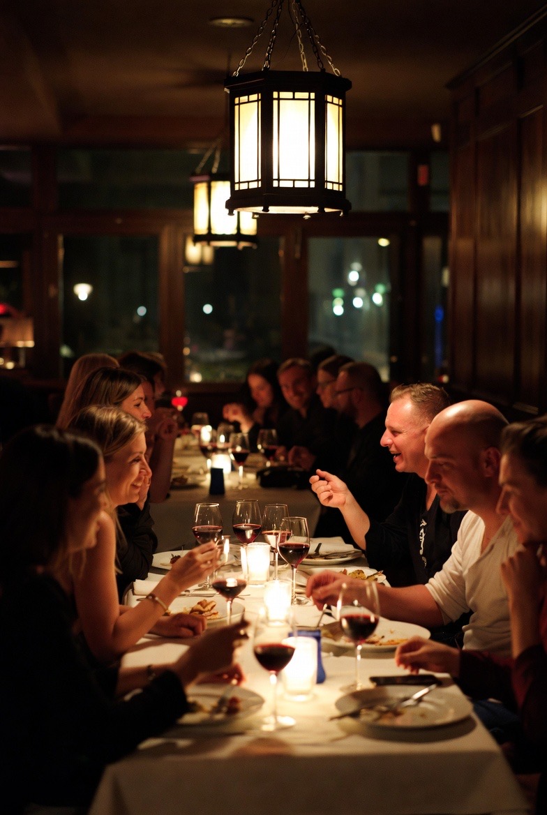 Une grande tablée anime un restaurant en soirée