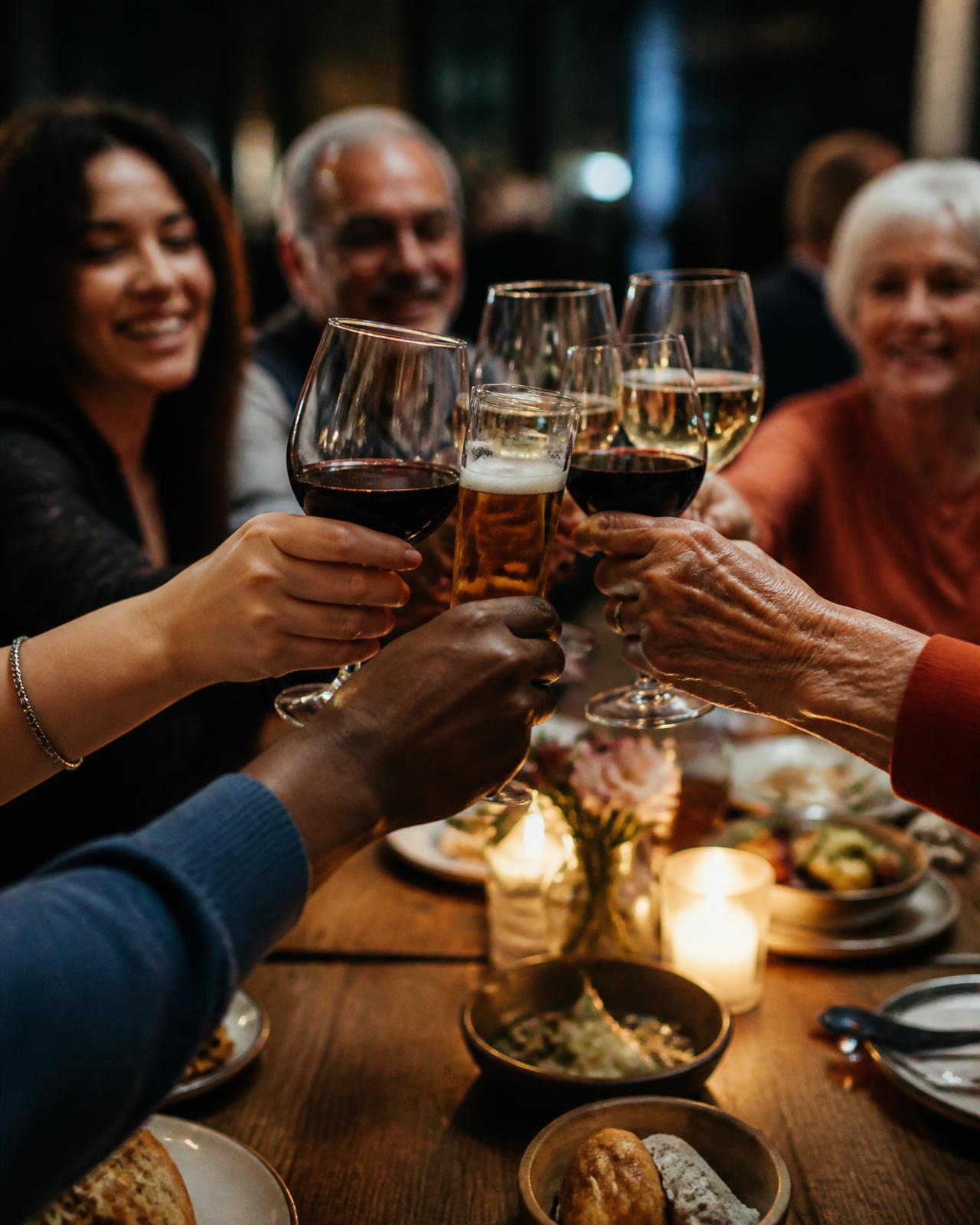 Des convives trinquent autour d'une table de restaurant